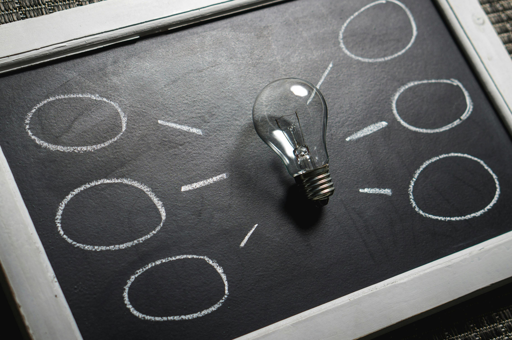 Kreative Idee symbolisiert durch Glühbirne